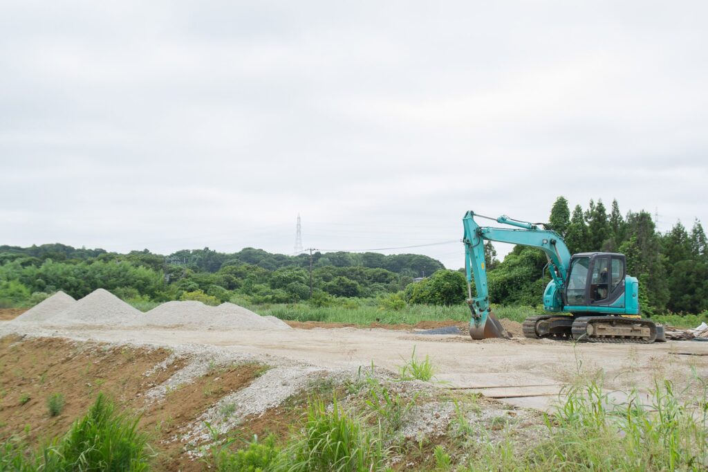 整地された敷地に重機が入る、着工前の現場